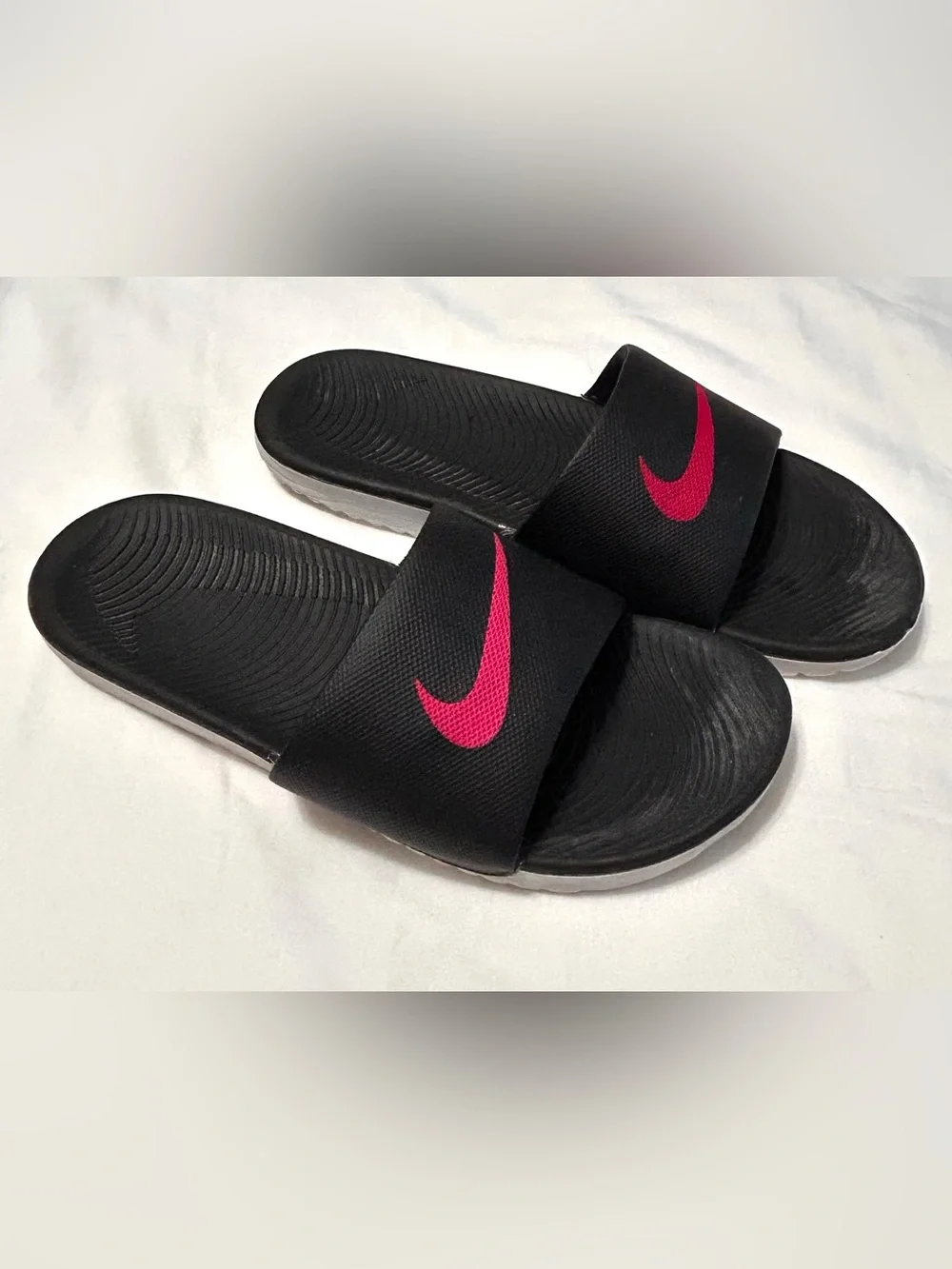 Nike Women's Black Slide Sandals with Hot Pink Swoosh Size 11 Excellent Cond.